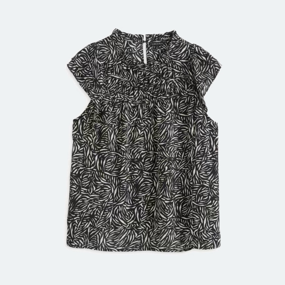 VIOLETS & ROSES
Tia Back Detail Blouse